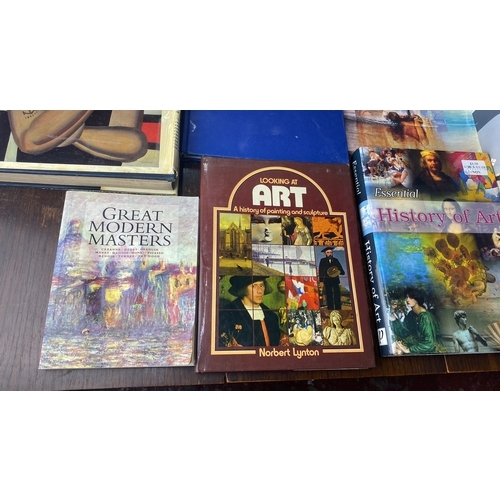 352 - Assorted books on art and history, including 