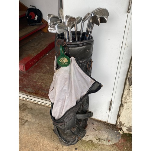 186 - A set of golf clubs.