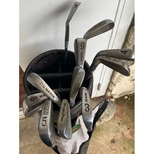 186 - A set of golf clubs.