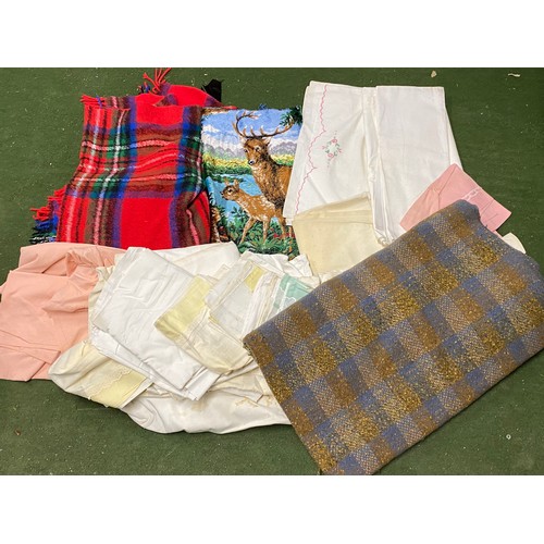 564 - An assorted lot of linen and blankets.