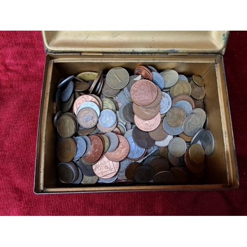 76 - An assortment of vintage coinage.