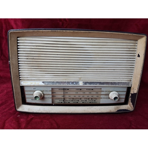 99 - A vintage Ecko table top radio.