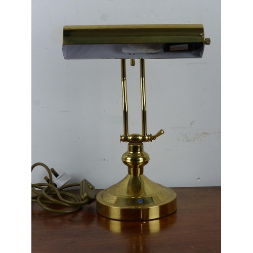 18 - An antique style brass bankers lamp.