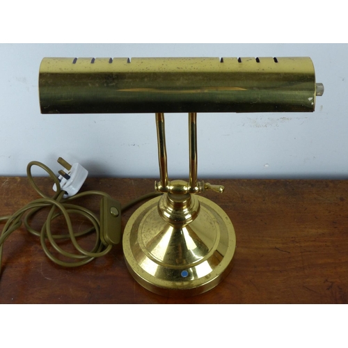 18 - An antique style brass bankers lamp.