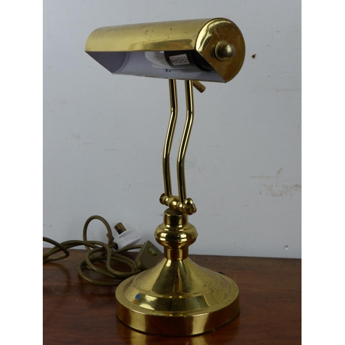 18 - An antique style brass bankers lamp.