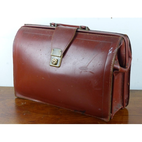 5 - A vintage gentlemen's brown leather briefcase.