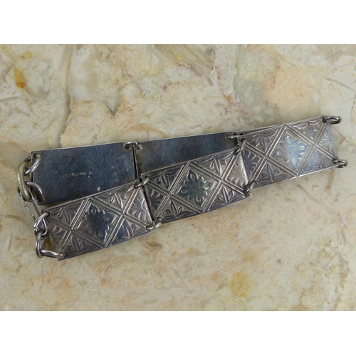 235 - A decorative sterling silver bracelet. Weighing 11.40 grams.