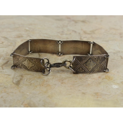 235 - A decorative sterling silver bracelet. Weighing 11.40 grams.