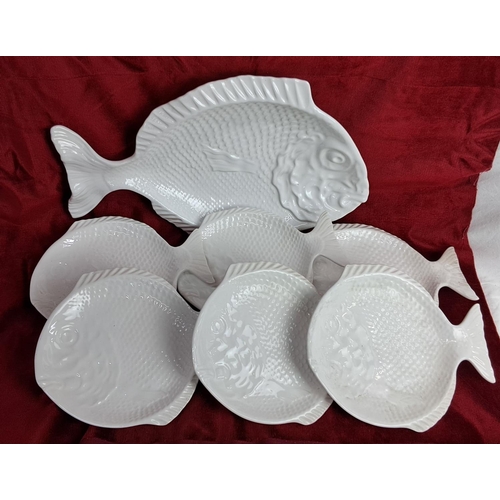 168 - A set of decorative 'fish' plates.