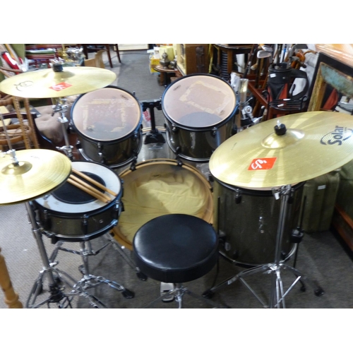 286 - A Mapex drum kit.