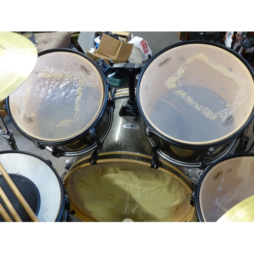 286 - A Mapex drum kit.