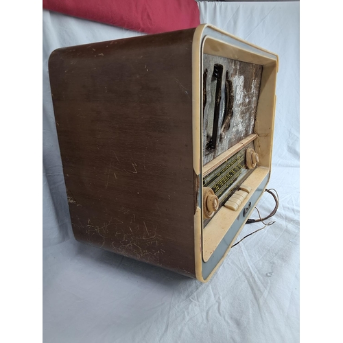 318 - A vintage table top valve radio for restoration.