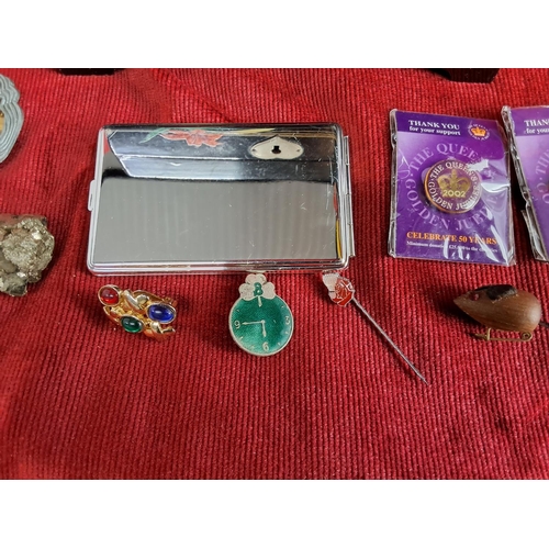 350 - A vintage jewellery box & contents.