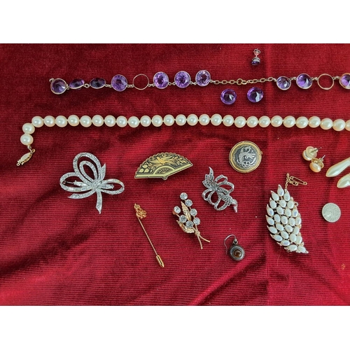 354 - A collection of vintage costume jewellery.