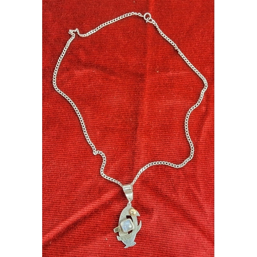 357 - A decorative vintage Sterling Silver necklace. Weighing 15.77 grams.