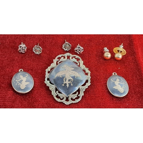 361 - A collection of vintage sterling silver jewellery & 3 pairs of earrings.