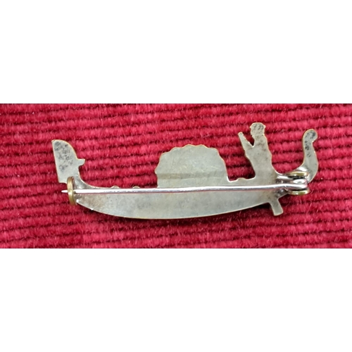 368 - A vintage white metal brooch, modelled as an Italian Gondolier.