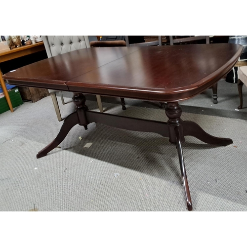 452 - An extending dining table.