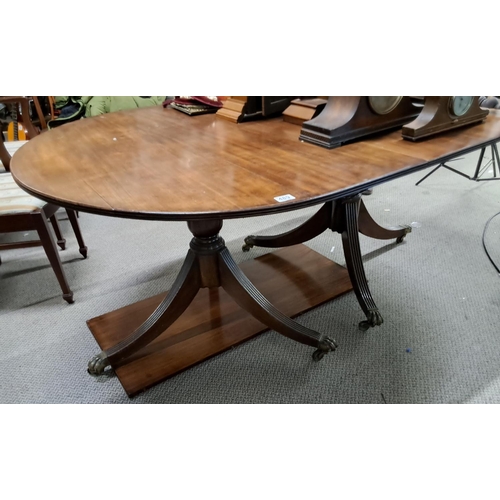 489 - A stunning antique Irish Georgian extending mahogany dining table.