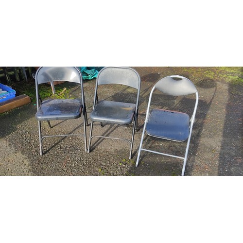 437 - 3 folding chairs.