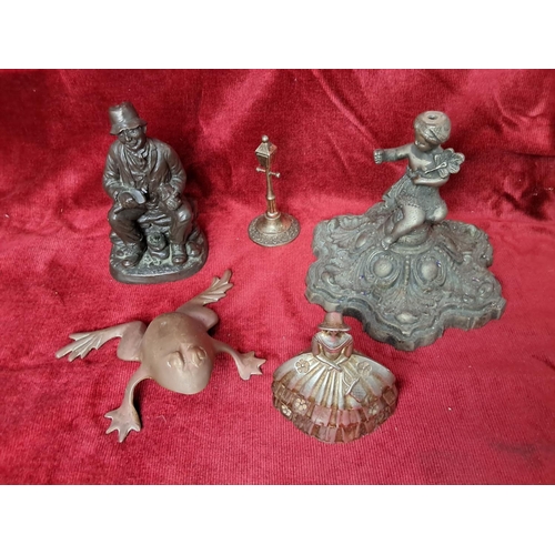 27 - A collection of vintage items, to include a frog, novelty bell & more.