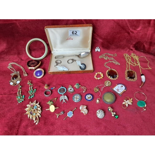 62 - An assortment of vintage costume jewellery etc.