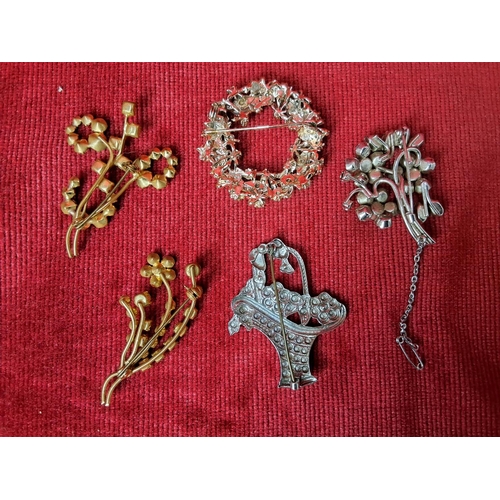 79 - A collection of 5 vintage costume jewellery brooches.