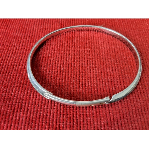 91 - A Sterling Silver bracelet by Leslie Davis, in original box. Weighing 15.62 grams.