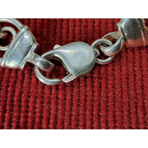 92 - A stunning vintage Sterling Silver bracelet. Weighing 21.12 grams.