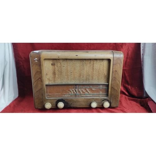 189 - A vintage wood cased table top radio.