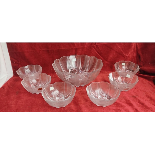 195 - A vintage/ antique glass 7 piece desert bowl set.