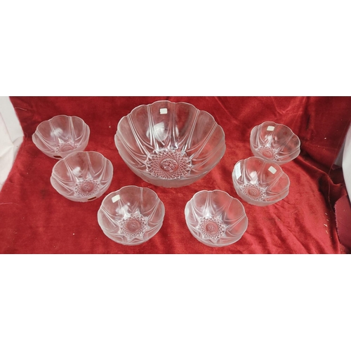 195 - A vintage/ antique glass 7 piece desert bowl set.