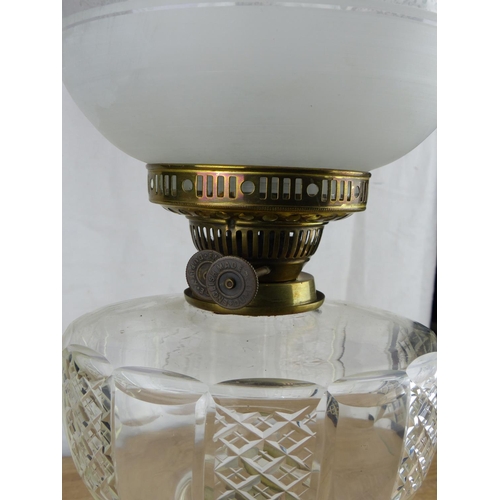 227 - A stunning antique oil lamp with clear glass font & etched glass shade. Measuring approx 49cm tall.