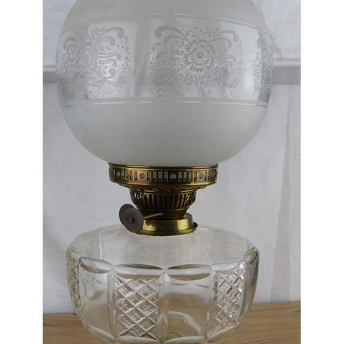 227 - A stunning antique oil lamp with clear glass font & etched glass shade. Measuring approx 49cm tall.