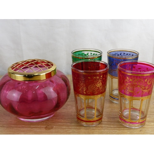 286 - An assortment of decorative glassware, to include a Dartington cranberry glass rose bud vase.