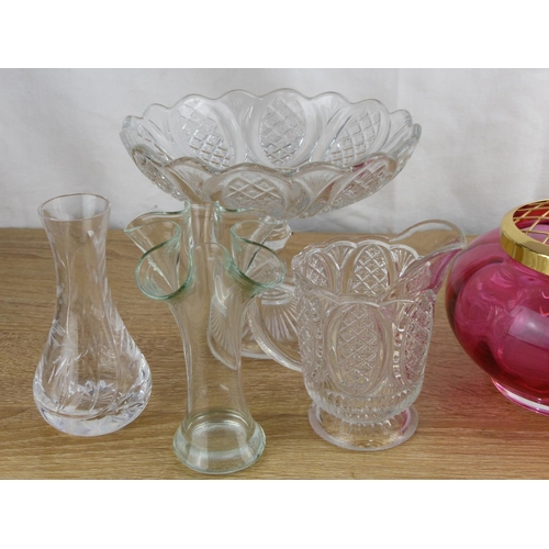 286 - An assortment of decorative glassware, to include a Dartington cranberry glass rose bud vase.