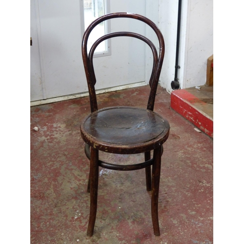 453 - A vintage 1920's Mundus Austrian Vienna bentwood chair with original label (a/f).