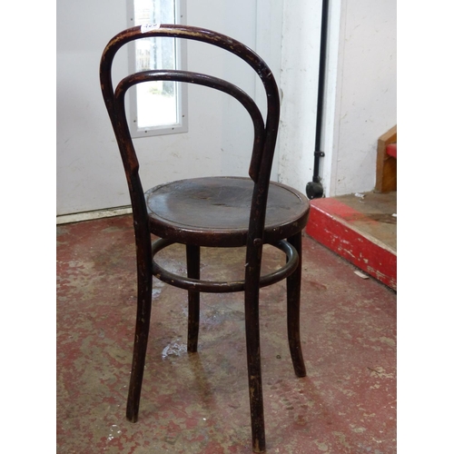 453 - A vintage 1920's Mundus Austrian Vienna bentwood chair with original label (a/f).