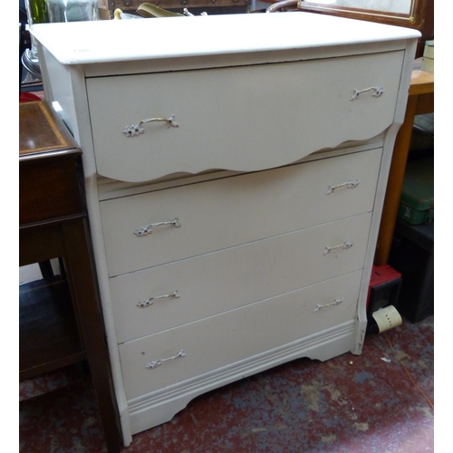 467 - A vintage chest of drawers.