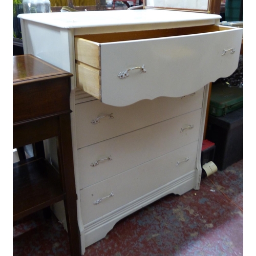 467 - A vintage chest of drawers.