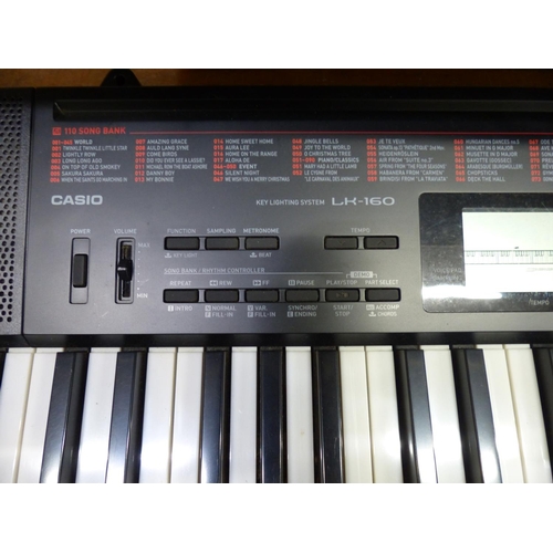 474 - A battery powered Casio LH-160 keyboard.