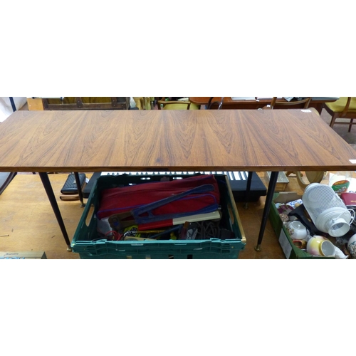 477 - A vintage rosewood coffee table, measuring 134cm x 46.5cm x 50cm.