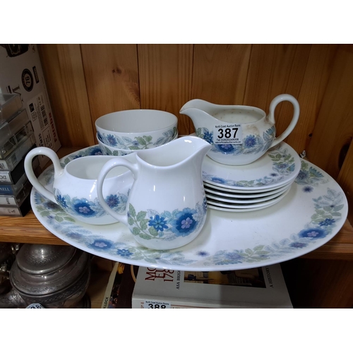 387 - An assortment of Wedgewood, Clementine ceramics.