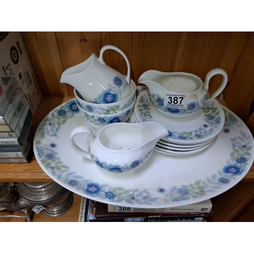 387 - An assortment of Wedgewood, Clementine ceramics.