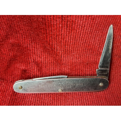 89 - An assortment of 6 pocket and fruit knives to include such as Richards and more.