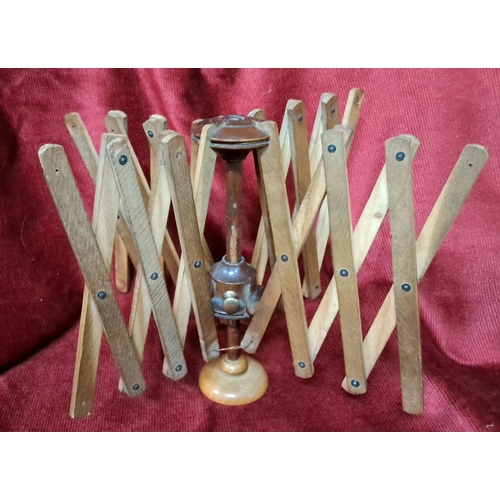 186 - An antique wooden table top wool winder.