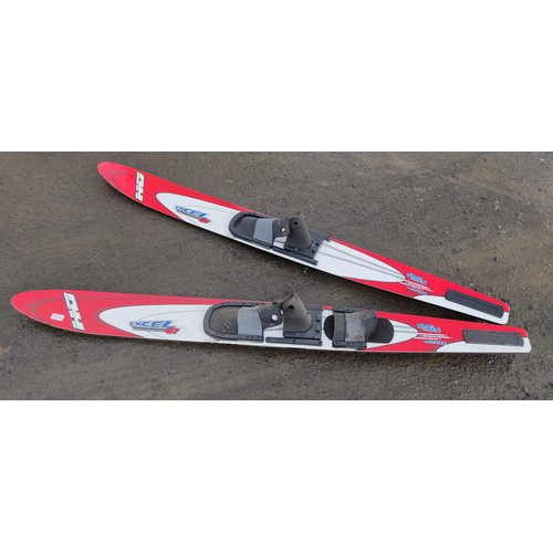 470 - A set of Sport Series fibre glass water skis.