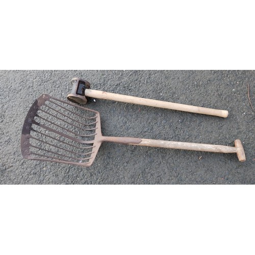 475 - A vintage post hammer and a potato rake.