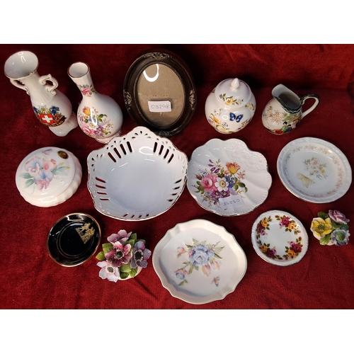 40 - A mixed lot of ceramics to include Aynsley, Royal Albert and more.