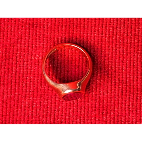 79 - A vintage Gent's 9ct gold signet ring set with large Garnet, size S/T.